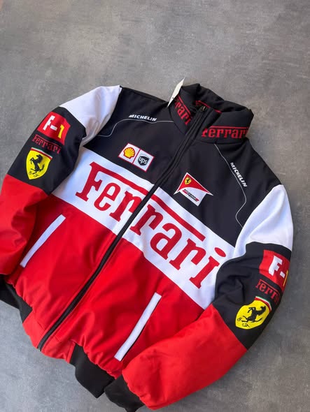 جاكيت سبور بتصميم جريء مستوحى من أجواء السباقات 🏁🔥
