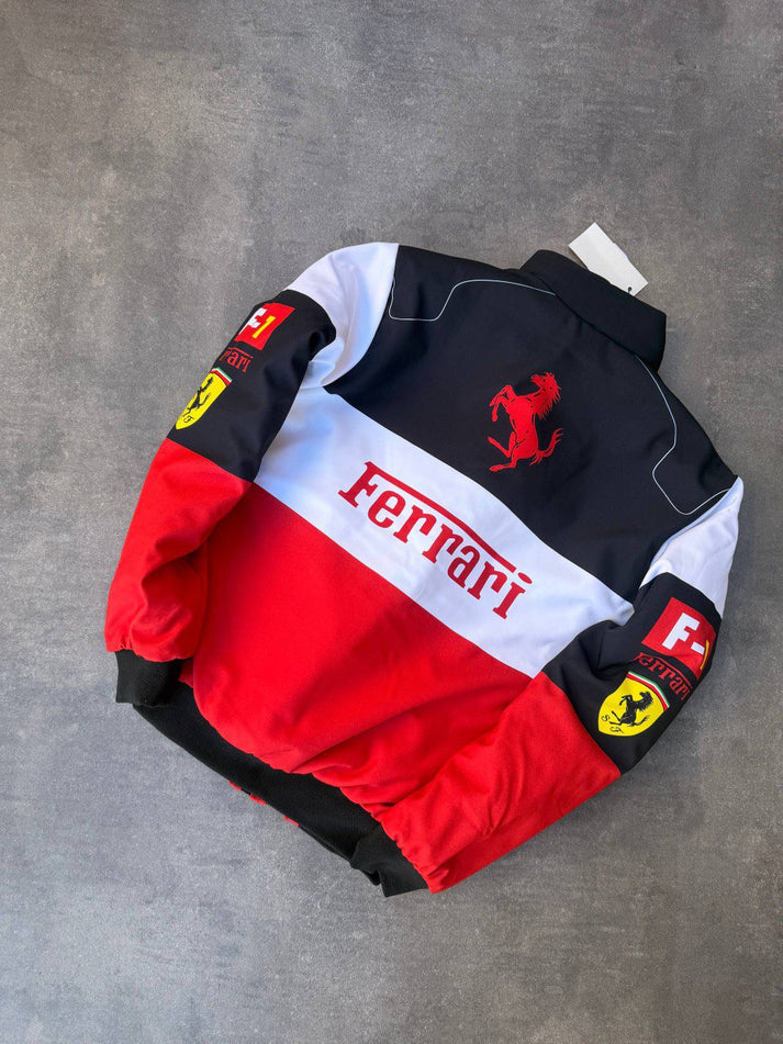 جاكيت سبور بتصميم جريء مستوحى من أجواء السباقات 🏁🔥