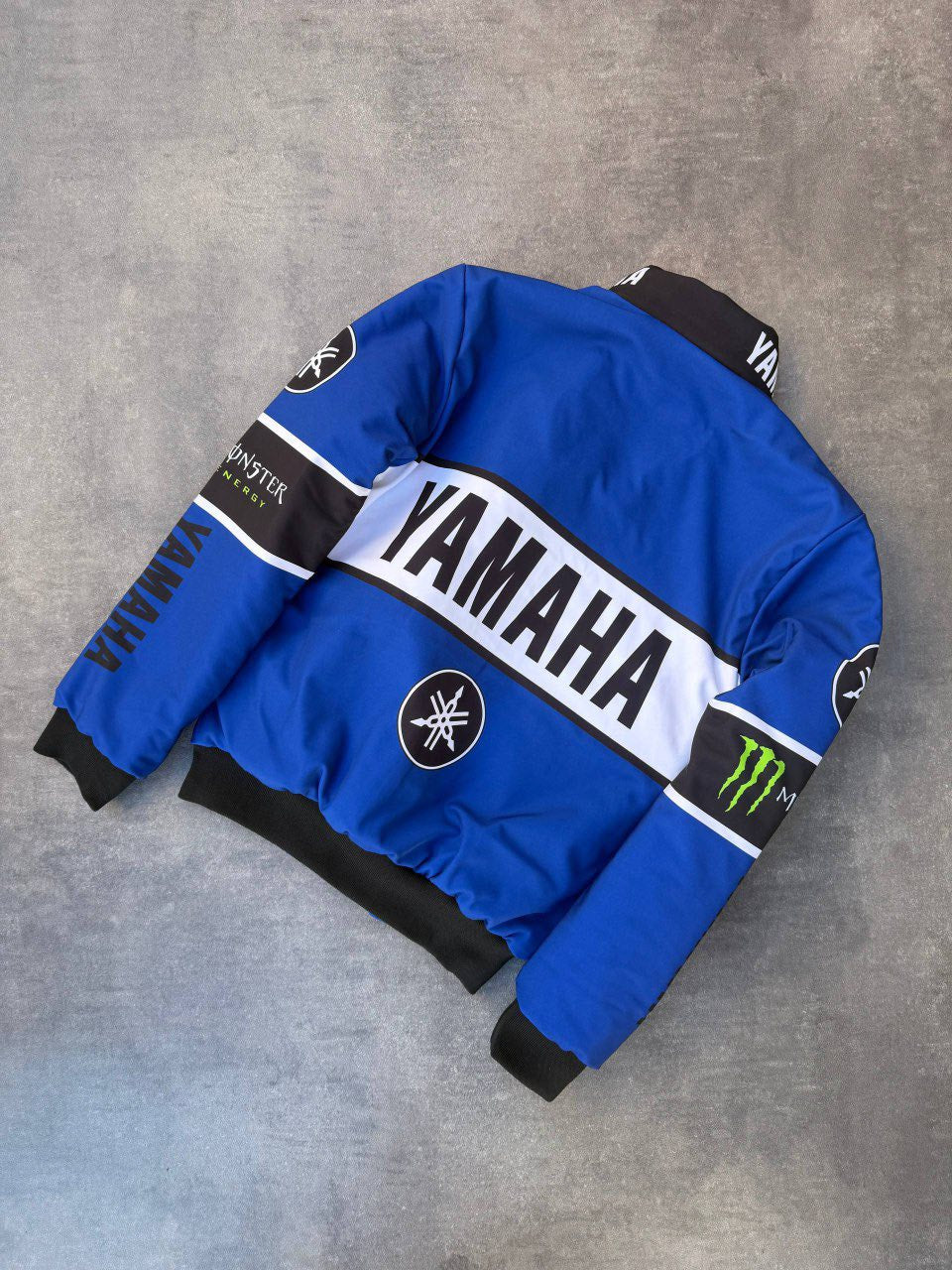 جاكيت Yamaha هو الاختيار المثالي لأي واحد باغي ستايل رياضي عصري مستوحى من عالم السباقات 🏍️🔥