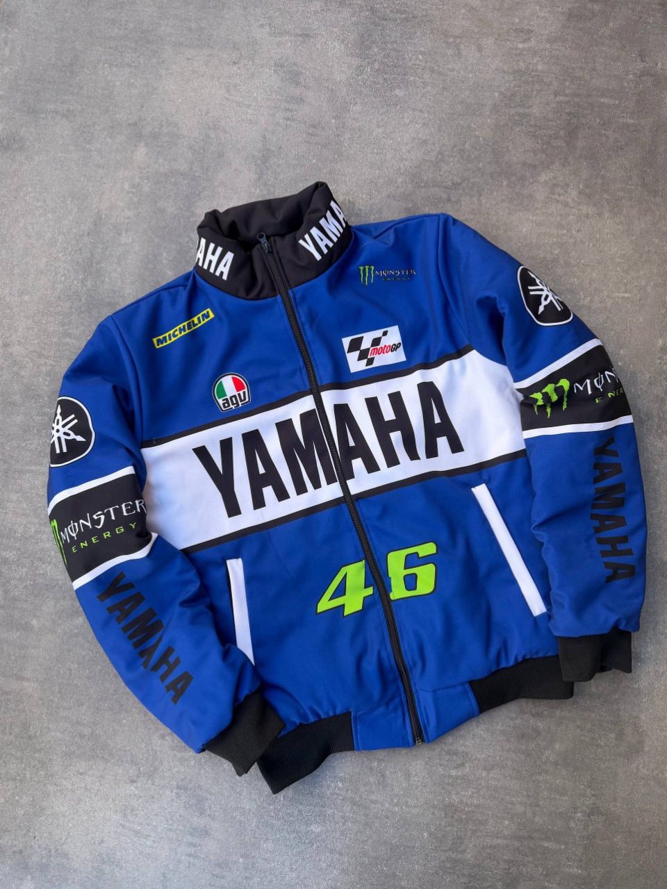 جاكيت Yamaha هو الاختيار المثالي لأي واحد باغي ستايل رياضي عصري مستوحى من عالم السباقات 🏍️🔥